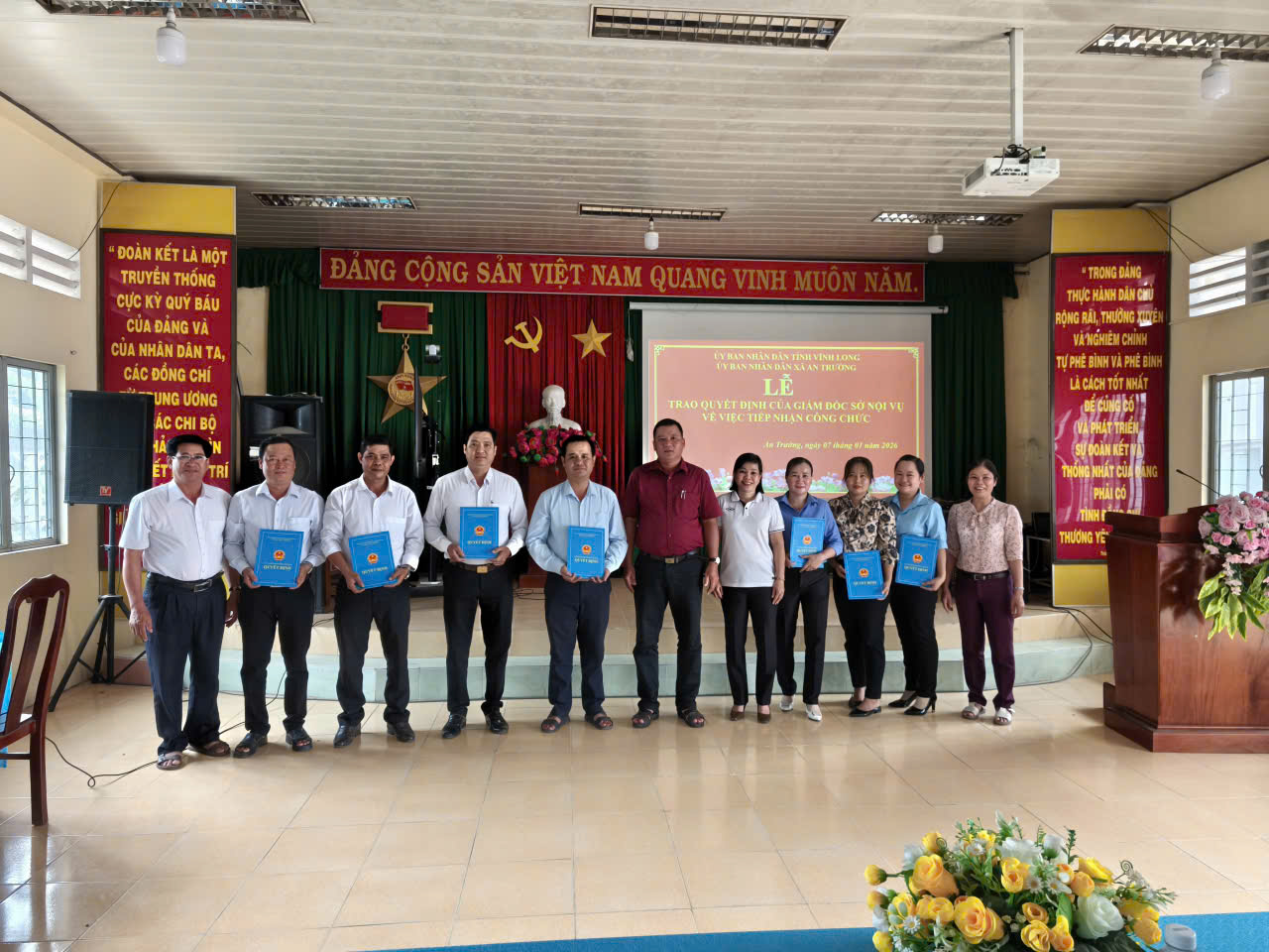 Xã An Trường: Trao quyết định tiếp nhận và phân công công chức