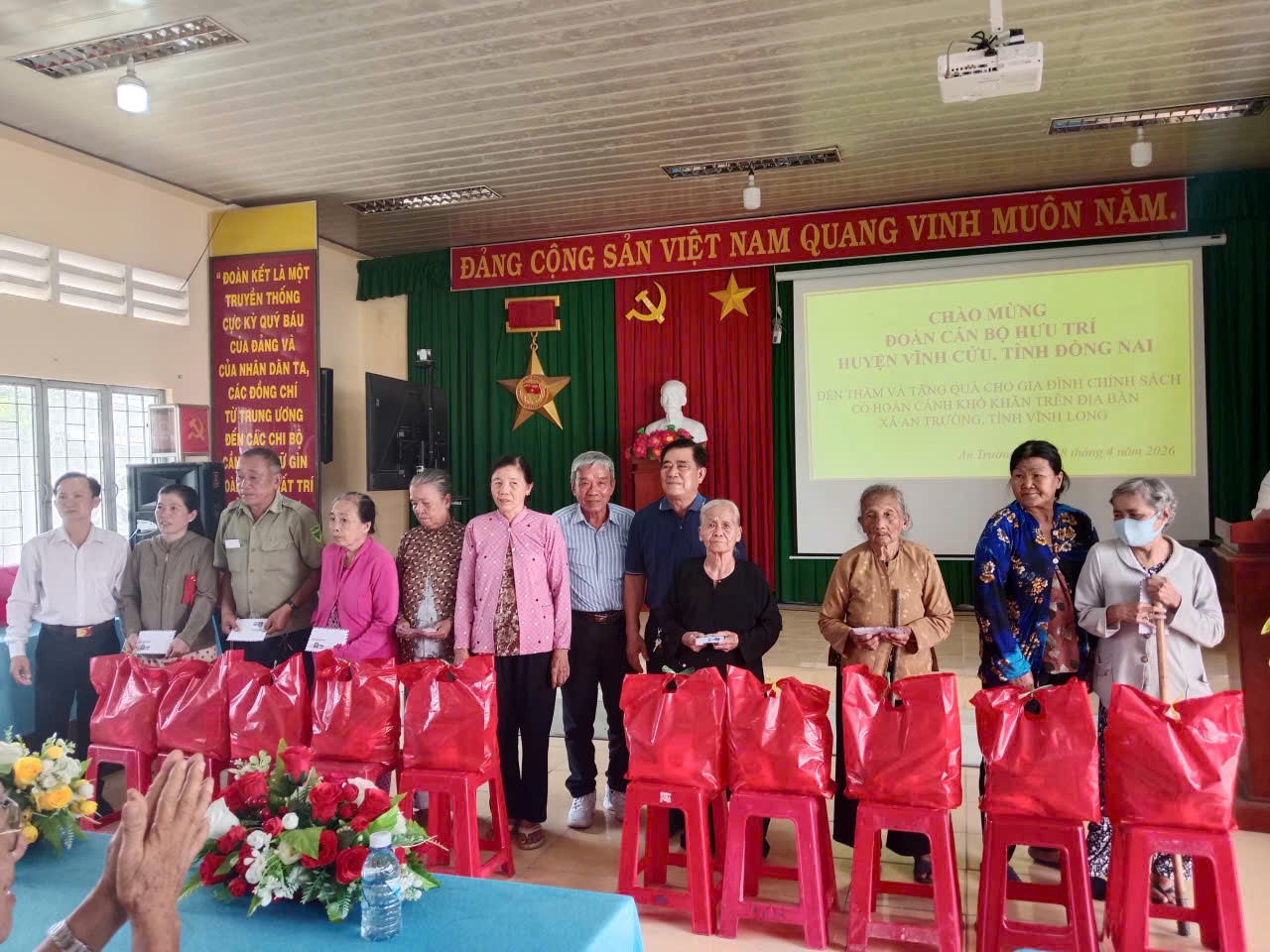 Đoàn cán bộ hưu trí huyện Vĩnh Cửu (cũ) tỉnh Đồng Nai thăm, tặng quà gia đình chính sách xã An Trường