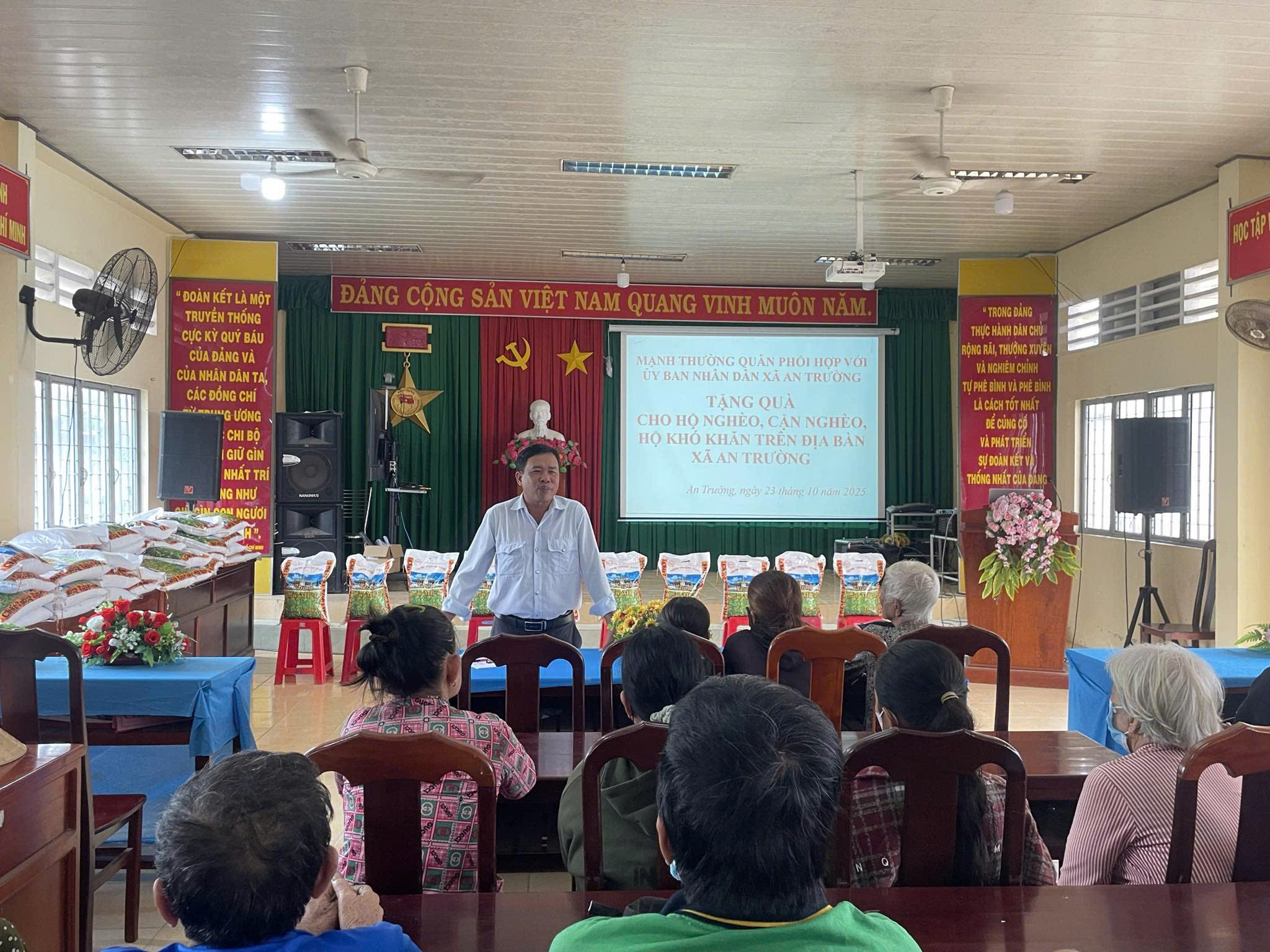 Uỷ Ban Nhân Dân Xã An Trường phối hợp với Mạnh thường quân trao quà cho hộ nghèo, hộ cận nghèo và hộ khó khăn trên địa bàn xã An Trường