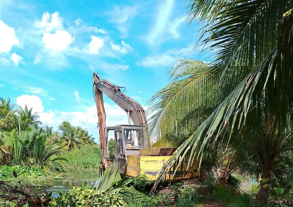 Ấp Lo Co A ra quân trụt vớt lục bình