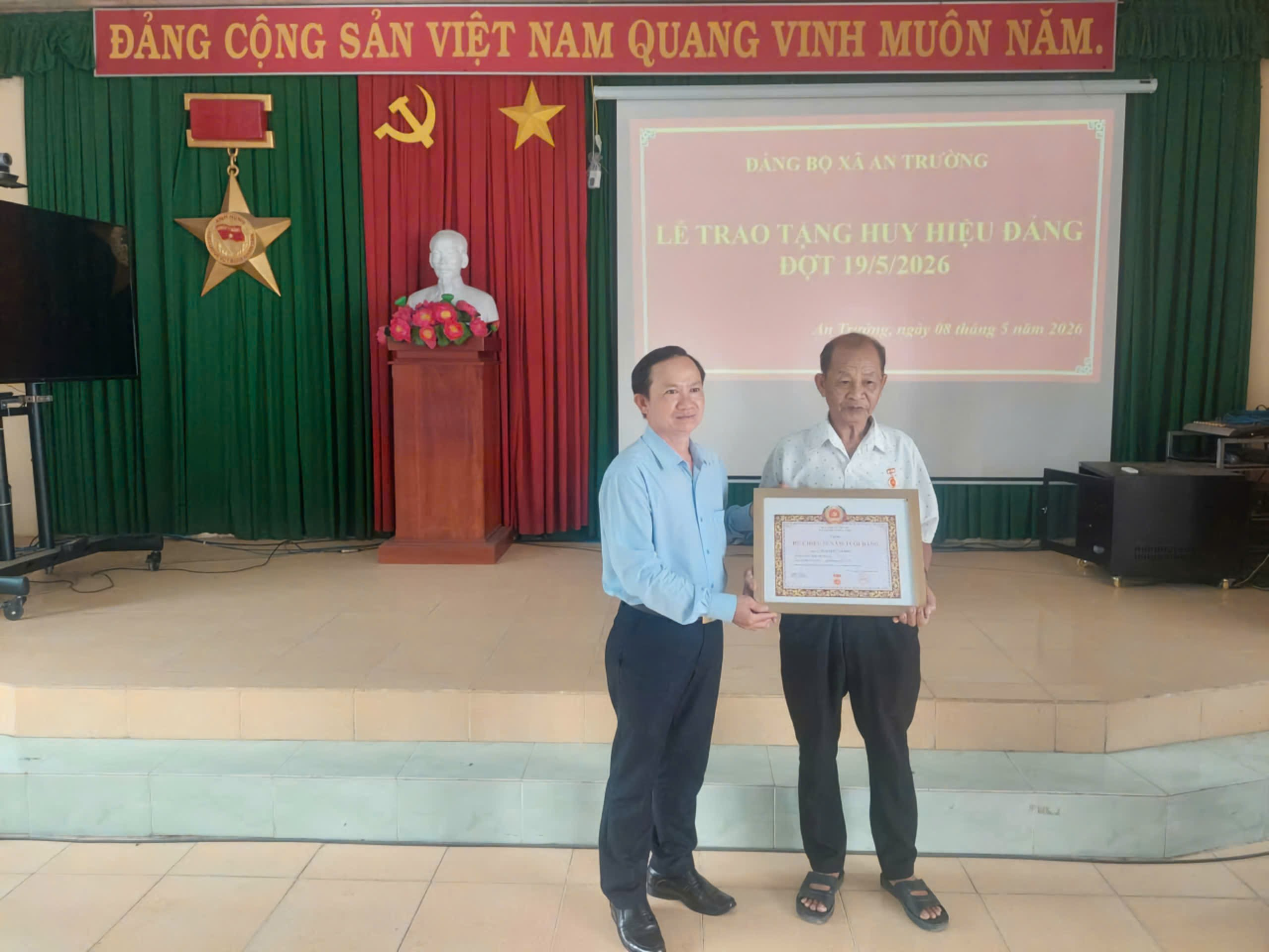 Đảng ủy xã An Trường trao huy hiệu Đảng đợt 19/5