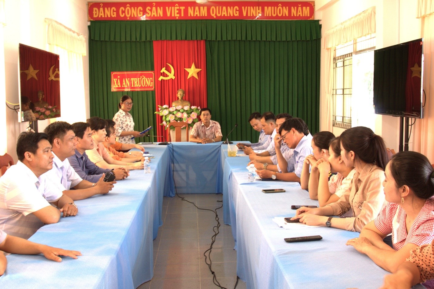 Ủy ban nhân dân xã An Trường trao quyết định điều động cán bộ