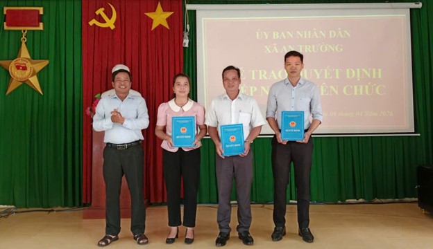 Chi bộ Ủy ban nhân dân xã An Trường tổ chức lễ kết nạp Đảng