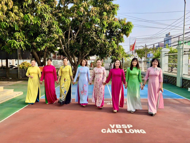 PHÒNG GIAO DỊCH NHCSXH CÀNG LONG HƯỞNG ỨNG TUẦN LỄ ÁO DÀI